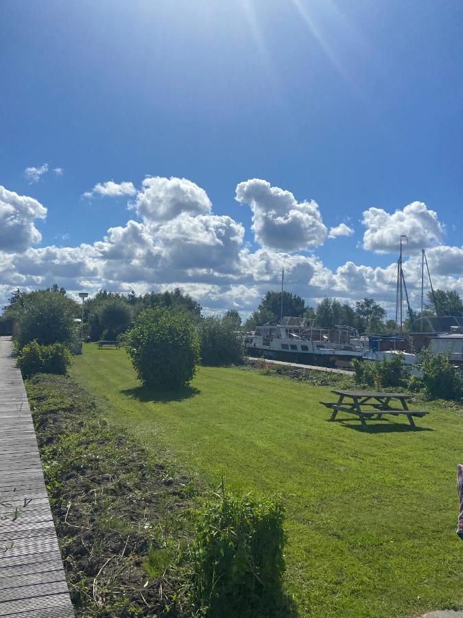 Hotel C'Est La Vie Houseboat Nederhorst den Berg Exterior foto